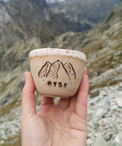 Ręcznie toczona ceramiczna czarka inspirowana Tatrami, z rysunkiem gór i napisem „Rysy”, która była na Rysach.