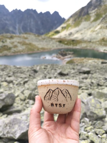 Ręcznie toczona ceramiczna czarka inspirowana Tatrami, z rysunkiem gór i napisem „Rysy”, która była na Rysach.