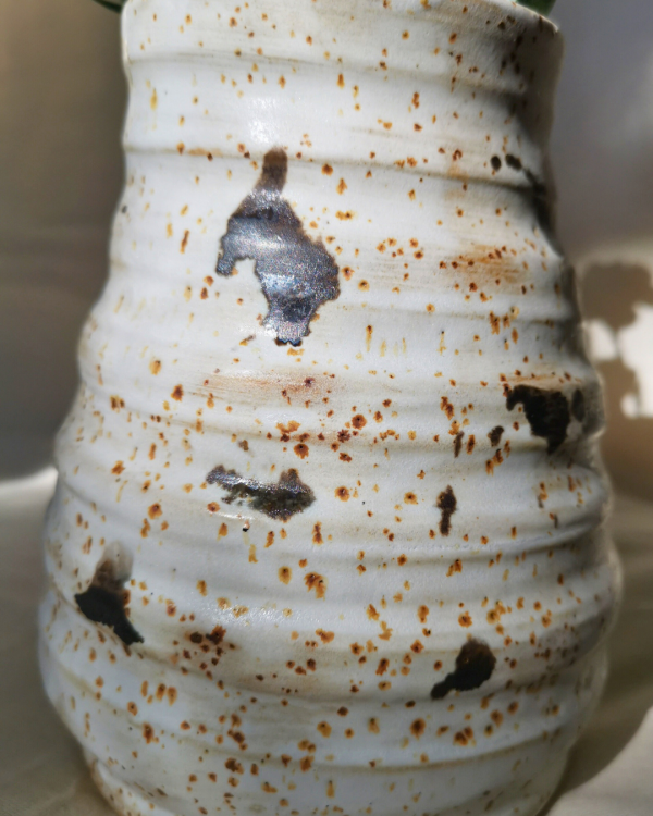 ceramiczny beżowy wazon w ciapki