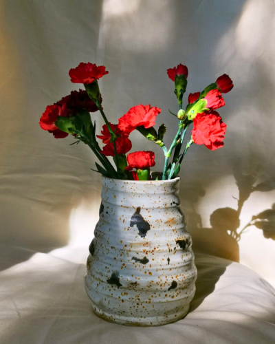 ceramiczny beżowy wazon w ciapki