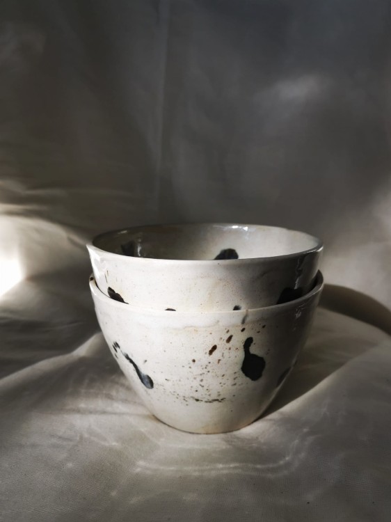 ceramiczna beżowa miska w ciapki