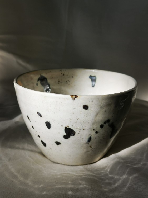 ceramiczna beżowa miska w ciapki