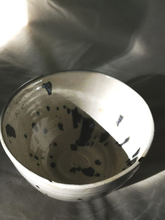 ceramiczna beżowa miska w ciapki