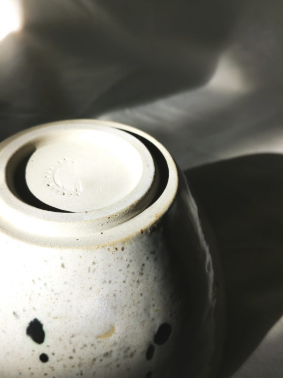 ceramiczna beżowa miska w ciapki