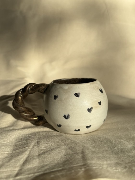 ceramiczny biały kubek w serduszka