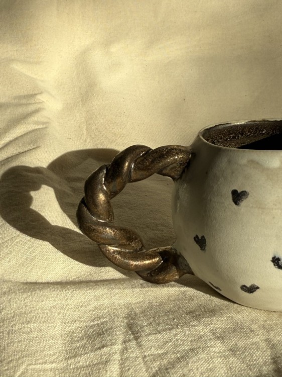 ceramiczny biały kubek w serduszka